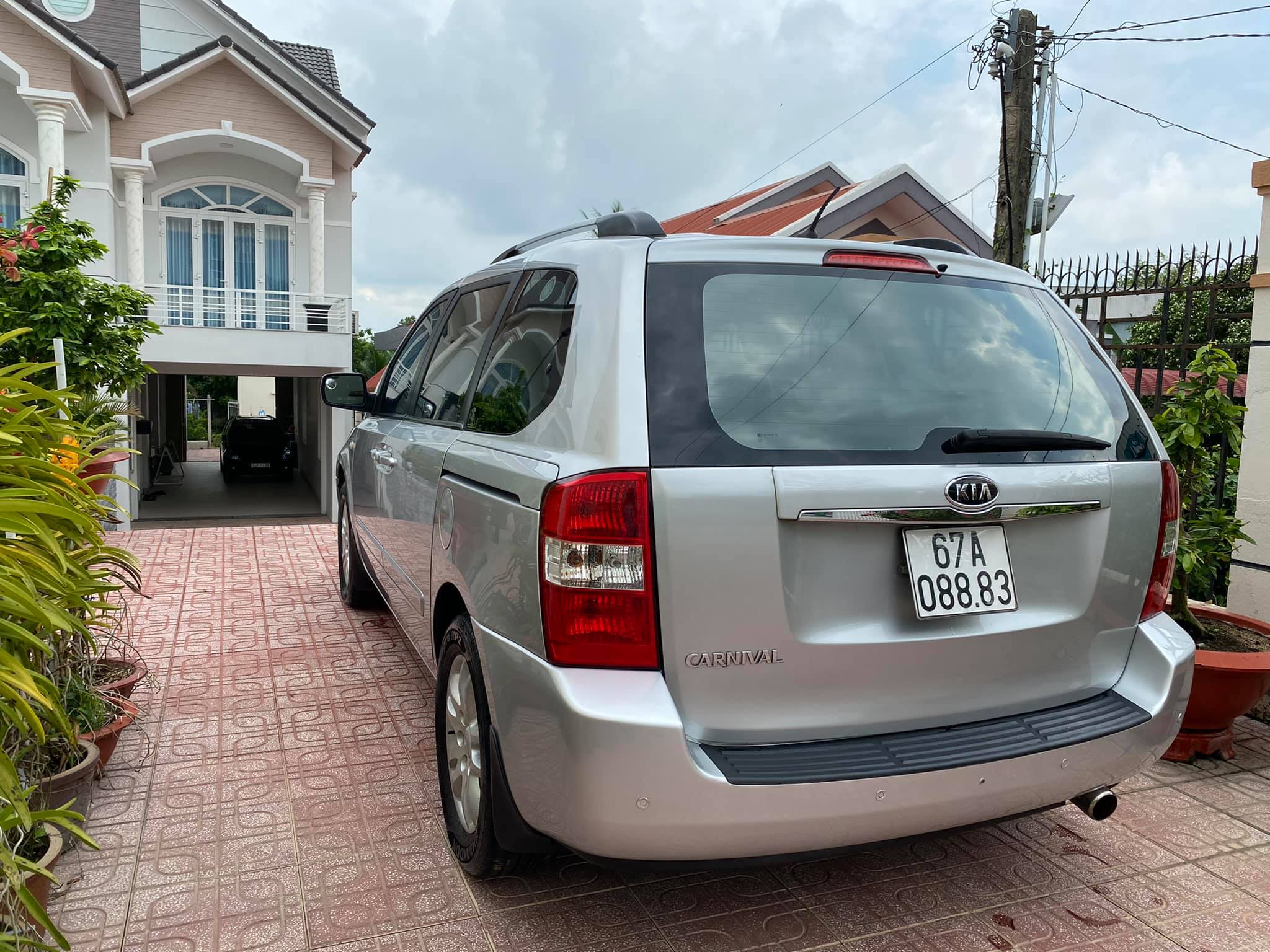 Xe Kia Carnival 27 MT 2010  Bạc